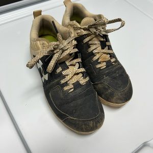 Boys size 4.5 Under Armour baseball cleats